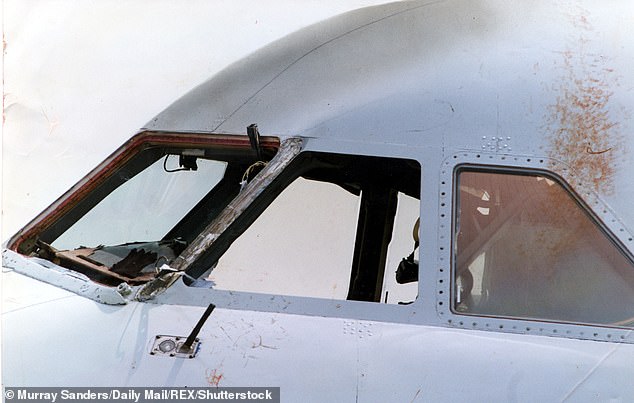 英航空難: 駕駛艙窗戶脫落, 機長在5200米高空被吸出窗外-圖1