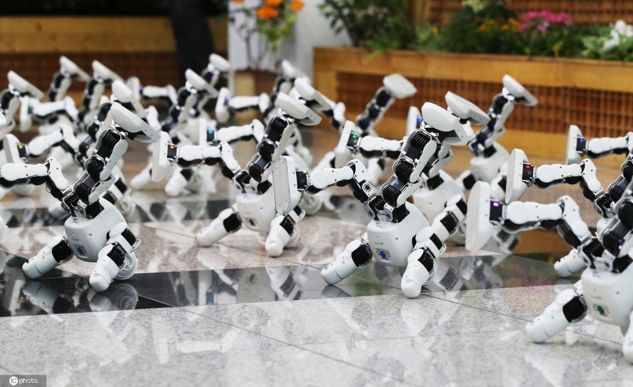 韓國機器人進行跳舞表演 動作整齊劃一頗有氣勢-圖1