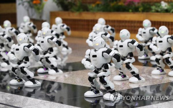科技帶來視覺盛宴! 韓地方政府大樓上演機器人舞蹈-圖1