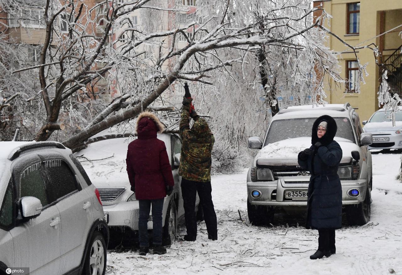 俄羅斯符拉迪沃斯托克迎大雪天氣 整個城市被冰“凍住瞭”-圖1