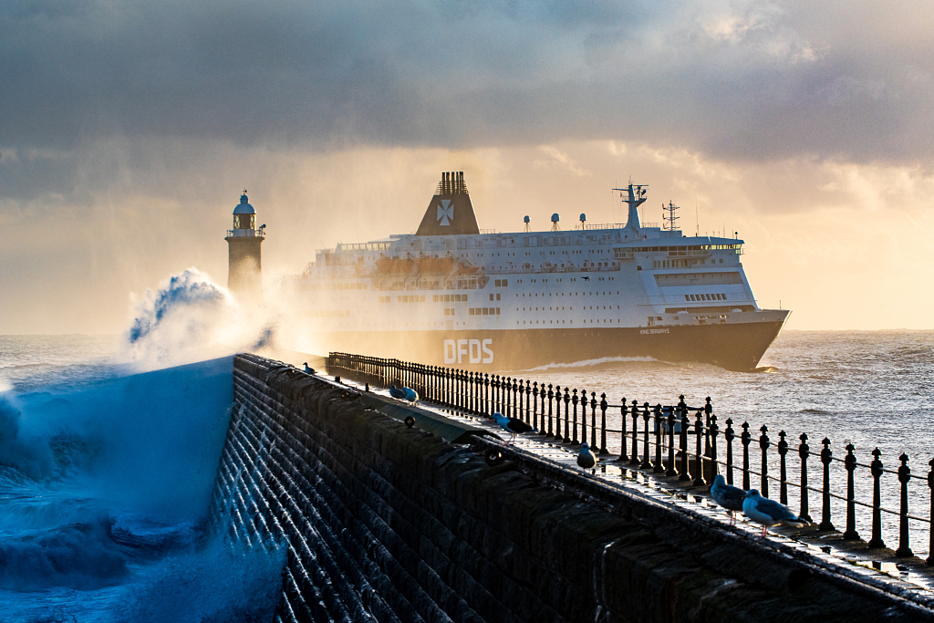 海浪拍打英國碼頭燈塔 好似驚濤拍岸激起千層雪-圖1