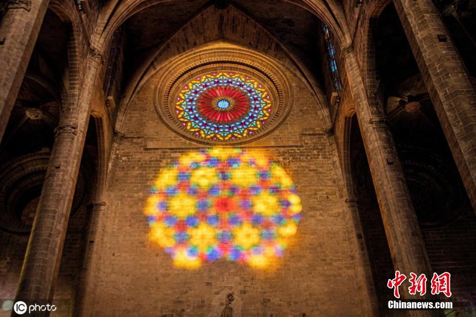 西班牙帕爾瑪大教堂現罕見光學現象 玫瑰圖案一虛一實-圖1