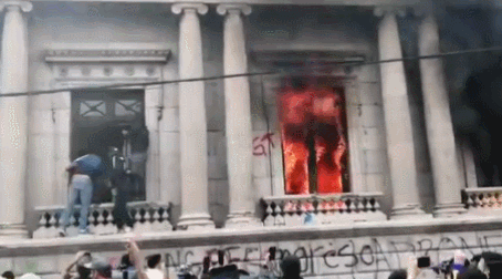 危地馬拉示威者焚燒國會大樓、立起斷頭臺 總統發出警告-圖1