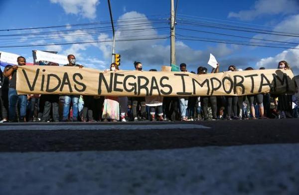 巴西聖保羅主幹道出現“黑人命也是命”標語 多地民眾上街遊行反歧視-圖1