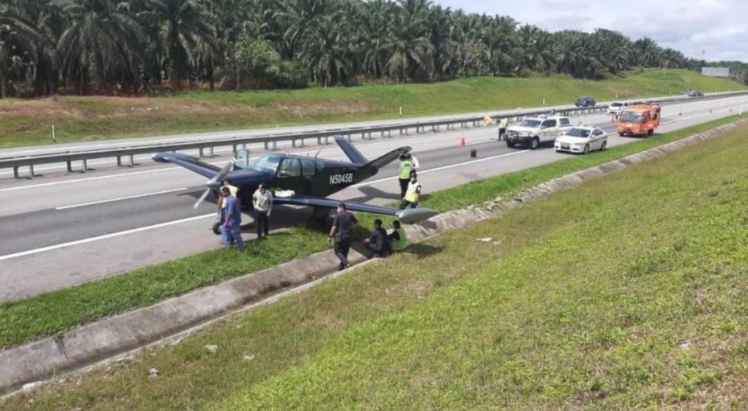 因技術原因 馬來西亞一飛機在高速公路上緊急迫降-圖1