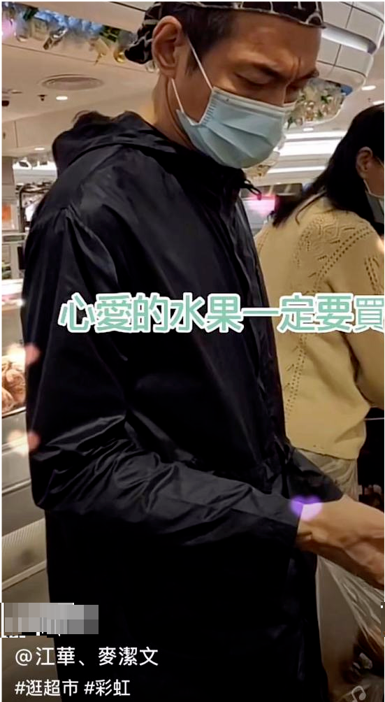 58歲江華近況曝光，“人戲不分”超市選購水果自帶九五至尊霸氣-圖1