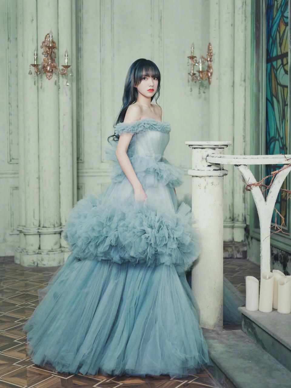 程瀟晴穹藍蛋糕紗裙造型，層層堆疊氛圍夢幻，秒變童話公主-圖1