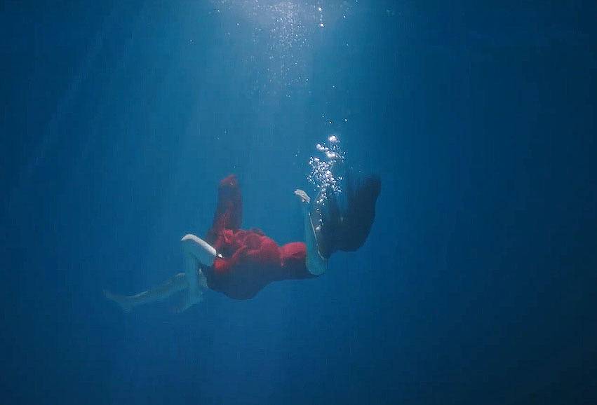 李小璐為復出挺拼的！穿紅裙水下拍MV表情淒美，曲風還是嘻哈范-圖1