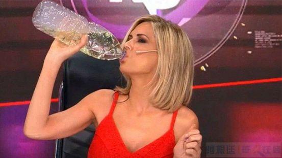 阿根廷那位在電視上演示喝消毒水治新冠的女主持人現在怎樣瞭？-圖1