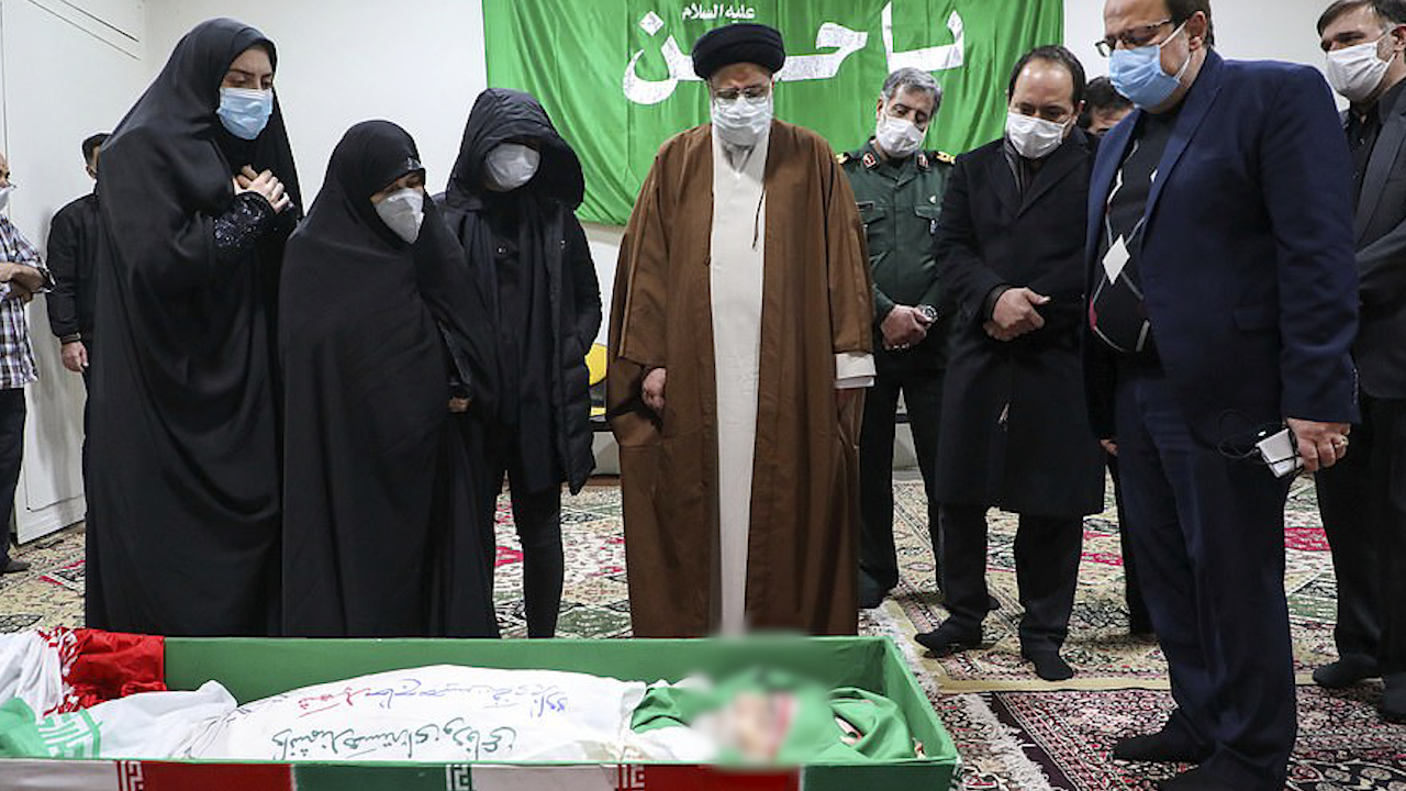 伊朗核科學傢遇害：棺槨覆蓋國旗眾人祈禱 遺孀首次發聲-圖1