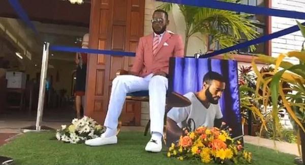 特立尼達和多巴哥一死者被拒絕參加自己的葬禮 坐在教堂門外-圖1