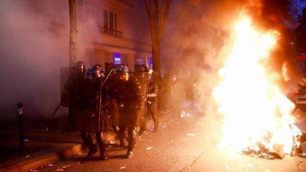 場面失控！數千名巴黎示威者湧向市中心，打砸搶燒民眾徹底憤怒-圖1