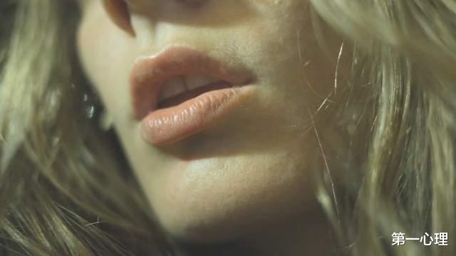 女性下意識舔嘴時，到底在想什麼？通常情況下她們有這三個目的-圖1