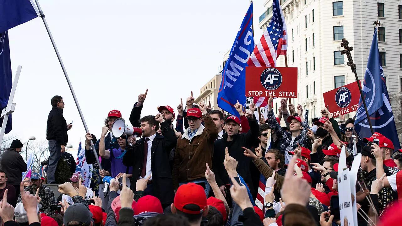 特朗普支持者又聚集華盛頓: 數千人頭戴紅帽, 暴力沖突中有人中槍-圖1