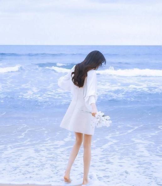 楊冪穿白裙秀“奶油腿”，可看清她的腳，這才是對沙灘最大的尊重-圖1