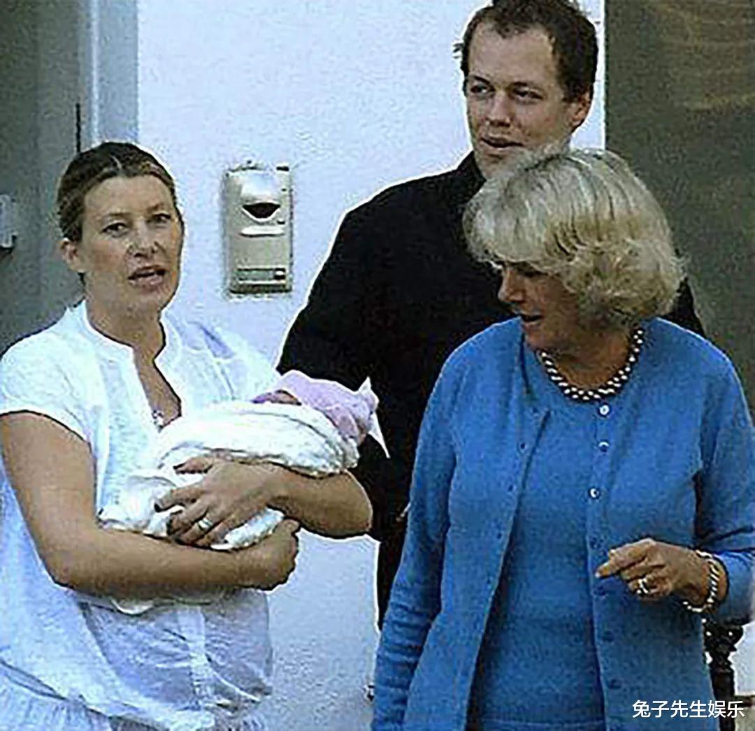 卡米拉真不識趣，讓查爾斯抱她孫女，勒著孩子後多虧凱特母親幫忙-圖1