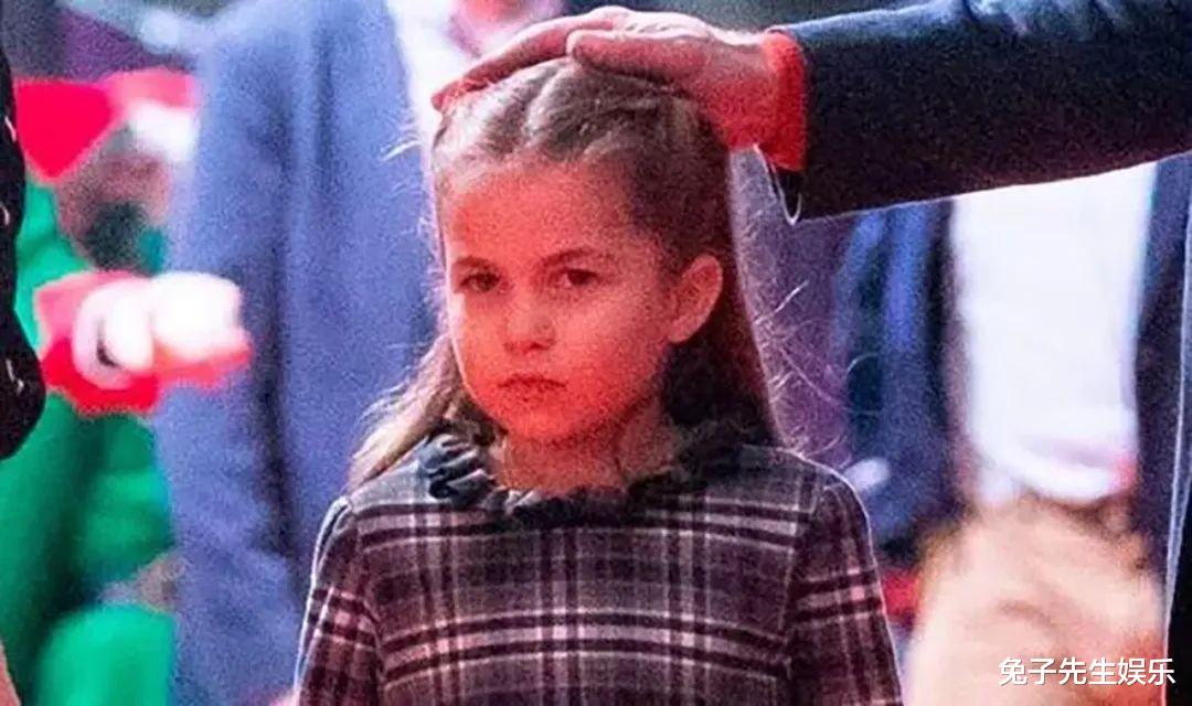夏洛特公主冷落威廉，拒絕被牽手：“爸爸，我5歲瞭，我能做到”-圖1