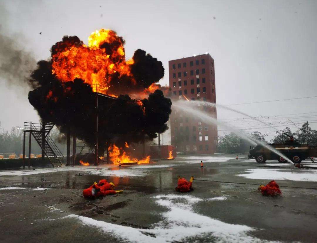 一聲巨響！美國一化工廠發生劇烈爆炸，“毒霧”疑似氯氣泄漏-圖1