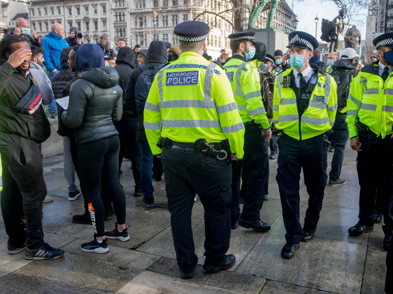 倫敦民眾示威反對居傢隔離 多名抗議者被逮捕-圖1