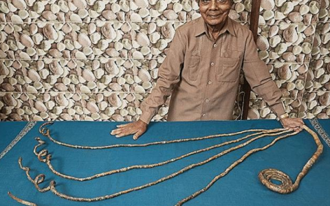 印度老人將指甲留44年，剪掉捐博物館後，他的手指產生瞭大變化