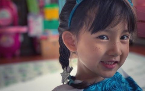 黃磊小女兒慶生，14歲多多成焦點，一件毛衣穿兩年，眼神也變瞭