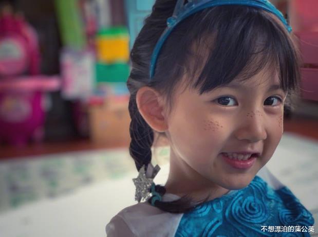 黃磊小女兒慶生，14歲多多成焦點，一件毛衣穿兩年，眼神也變瞭-圖1