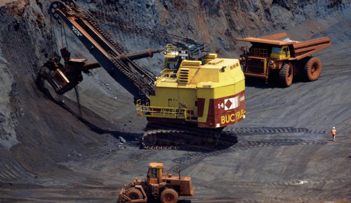 澳洲美夢破碎！鐵礦石跌至1000元1噸，50億項目還被“強制”取消-圖1
