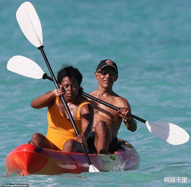 奧巴馬攜妻劃皮艇，自己“偷懶”賞風景，卻讓壯實米歇爾賣力劃槳-圖1