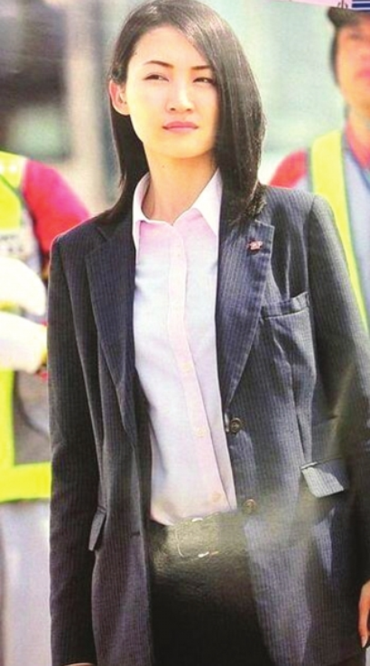 23歲美女當上日本首相保鏢: 長相酷似女明星, 面對首相依舊高冷-圖1