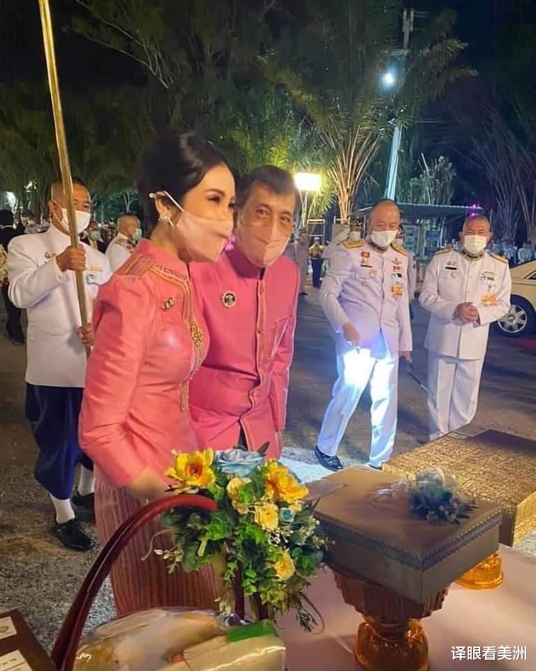 泰國國王與愛妃情侶裝出雙入對，王後一人挎包外出笑得卻很開心-圖1