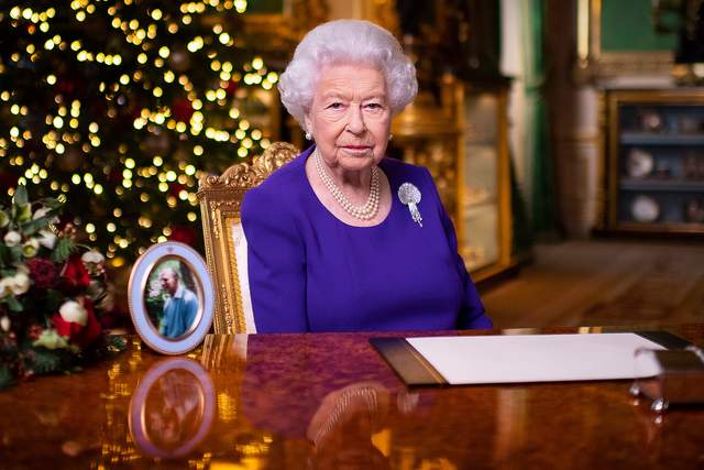 少年夫妻老來伴！英女王發表聖誕演講，罕見獨秀菲利普親王照片-圖1