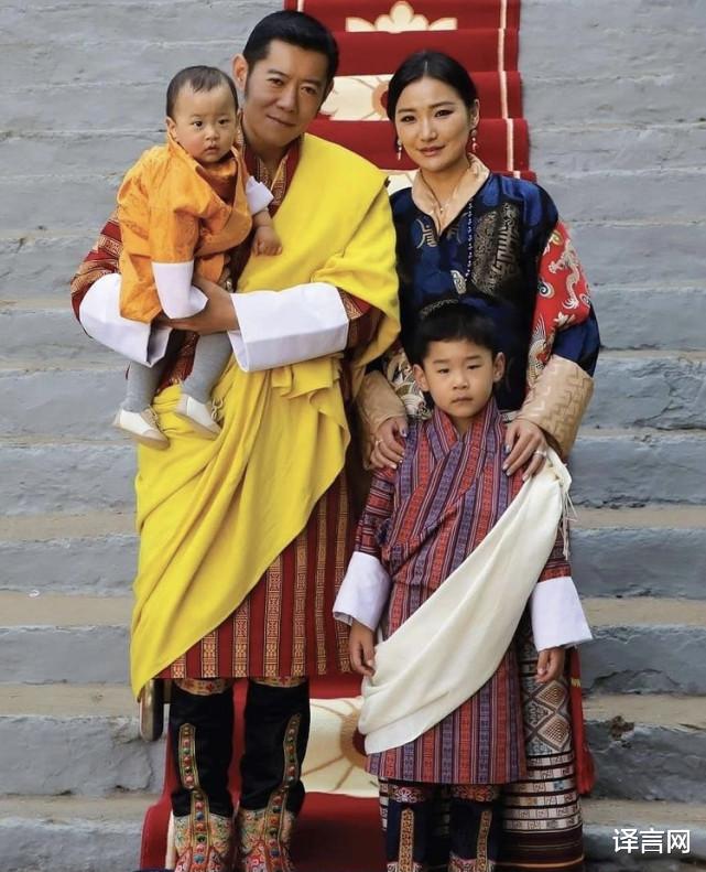 不丹王室曬國王全傢福，30歲王後盤發氣質如蘭笑出月牙眼，龍太子受冷落-圖1