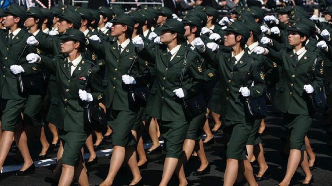 日本閱兵時，女兵總是挎著一個黑色皮包，裡面裝的是什麼？-圖1