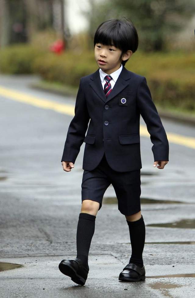 日本14歲悠仁小王子新年首亮相！變得帥氣不再呆萌，就是個子小-圖1