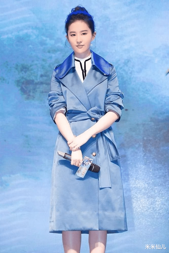 劉亦菲簡直是a爆瞭，身穿霧霾藍大衣顯成熟-圖1