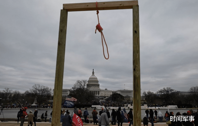美國國會門前豎起絞刑架，議員戴頭罩趁亂逃跑，特工拔槍緊守大門-圖1