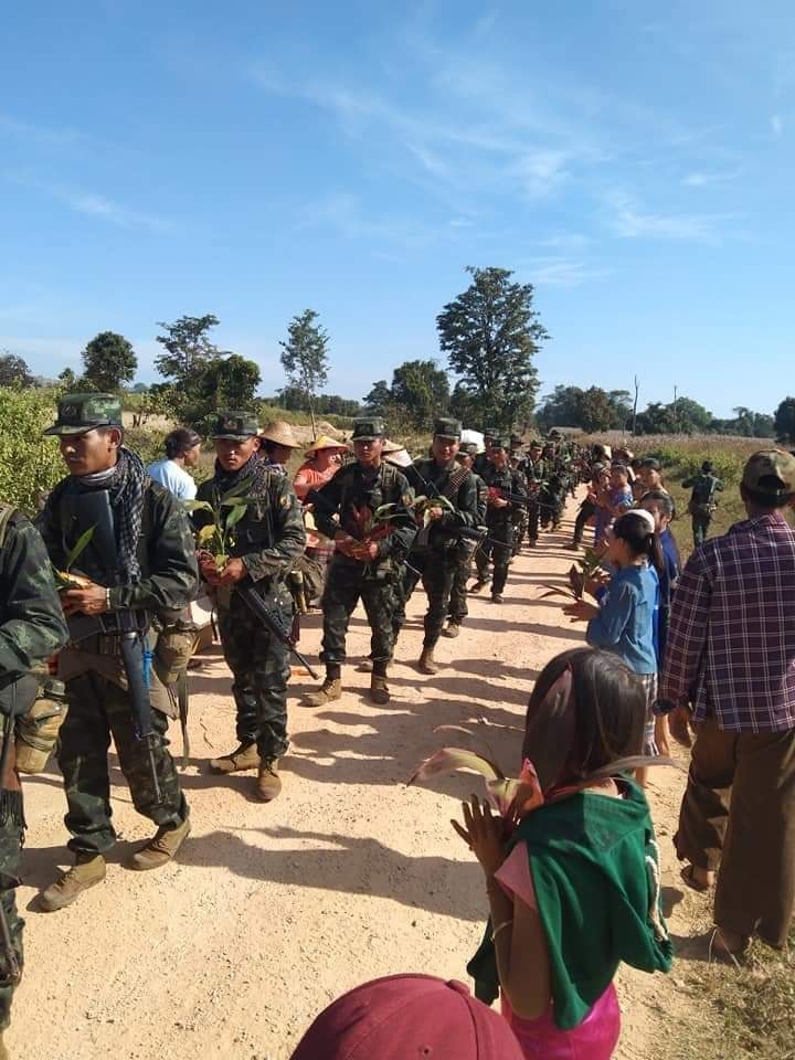 緬甸少數民族武裝南撣邦軍增兵前線受到本族群眾夾道歡迎-圖1