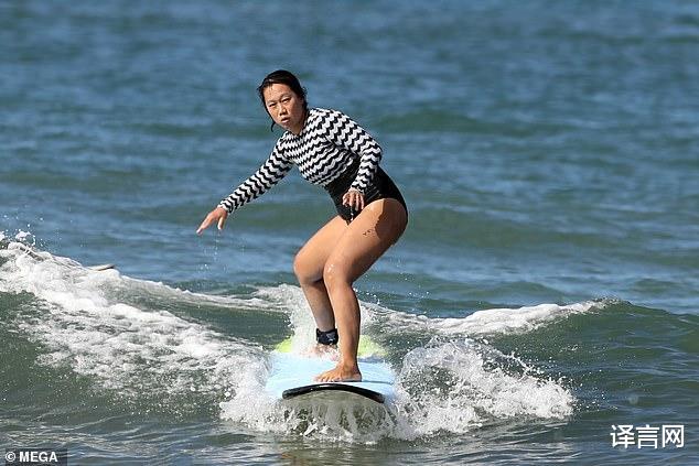 紮克伯格35歲華裔妻子海上沖浪，穿連體泳衣秀粗壯大腿，掉海嚇出表情包-圖1