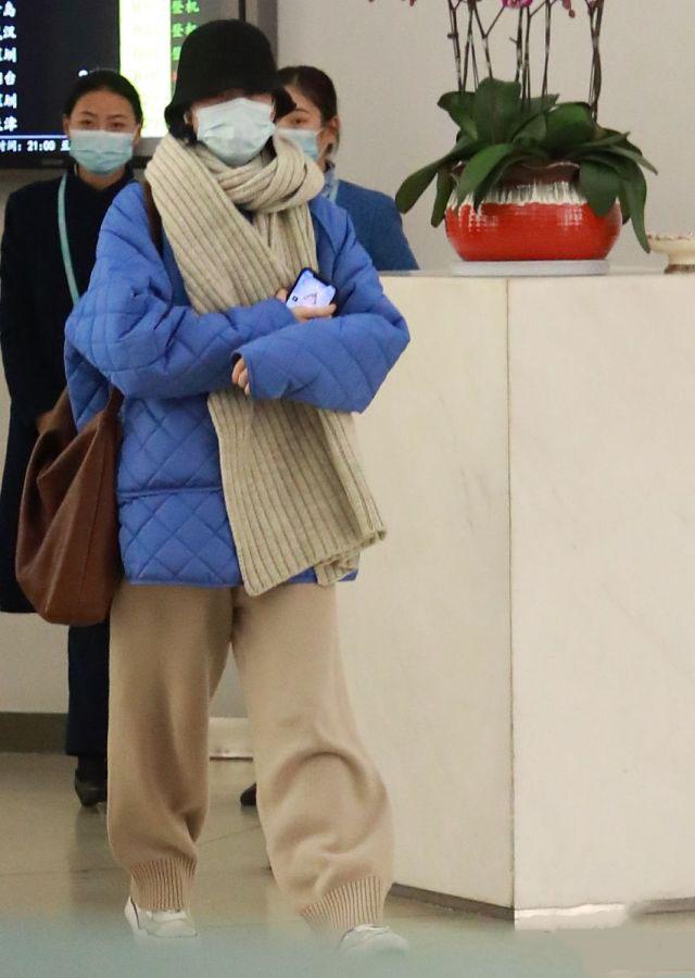 倪妮終於認真過冬，奶奶棉襖配奶奶褲，看似邋遢，意外舒適又洋氣-圖1