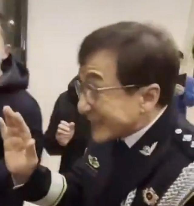 66歲成龍為警察代言，穿制服凍得直哆嗦，與陳寶國合照居C位-圖1