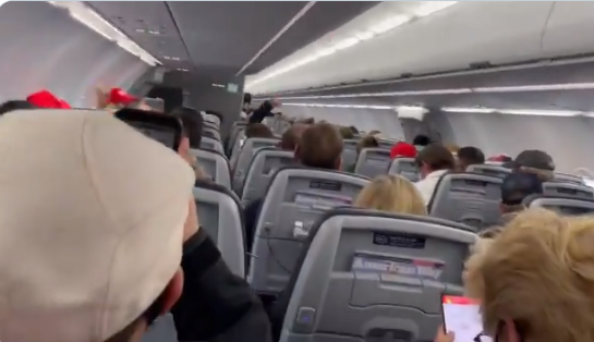 特朗普支持者戴小紅帽在飛機上喊口號, 機長: 再叫把你們扔下去-圖1