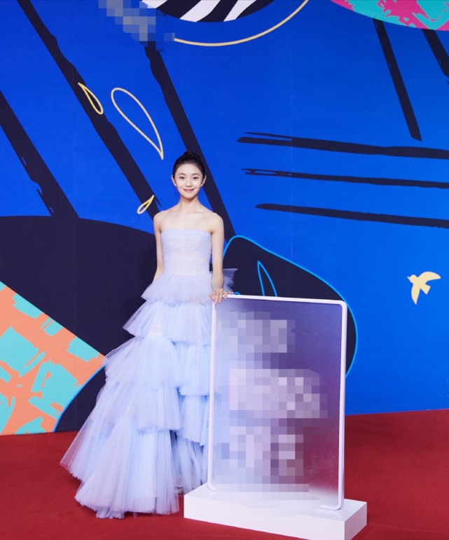 新謀女郎劉浩存亮相活動現場，穿冰藍色紗裙，美成白天鵝-圖1