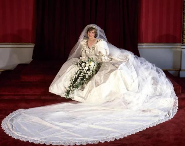 戴安娜的婚紗下，有一雙鑲著132顆珍珠的婚鞋，藏著少女的小心願-圖1