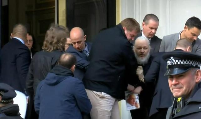 英國警方逮捕9旬老人，媒體揭露其真實身份後，抗議人群沸騰瞭-圖1
