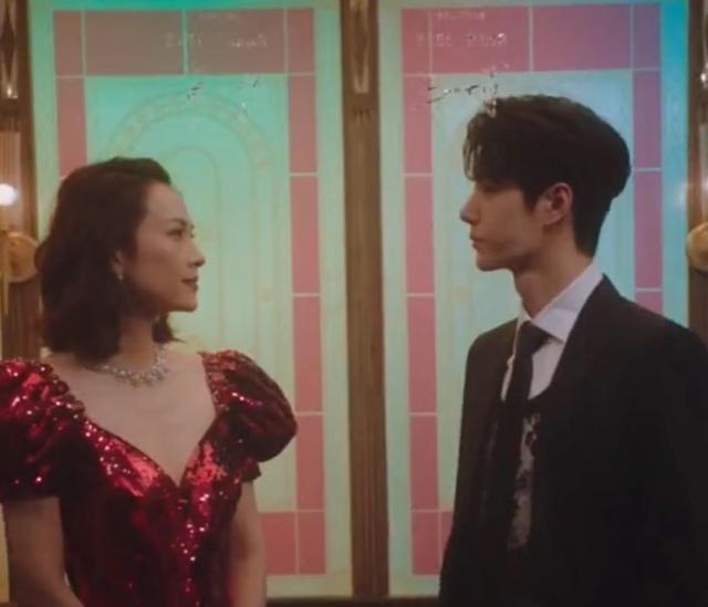 王一博和章子怡拍MV，兩人上演電梯浪漫，這眼神太“曖昧”瞭-圖1