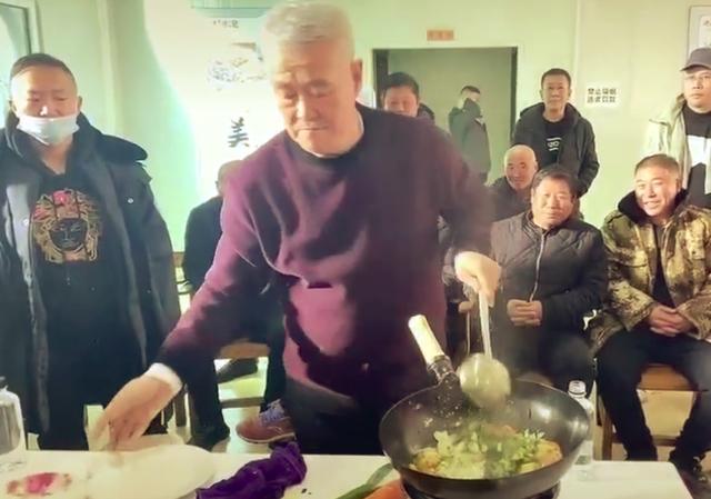 64歲趙本山秀廚藝，鍋裡起火躥過頭頂一點不慌，徒弟誇贊有食欲-圖1