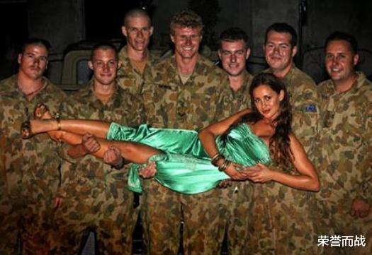 澳洲當紅女星去阿富汗勞軍，竟然輪流陪士兵睡覺，軍方：丟人現眼-圖1