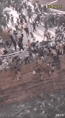 印度農民持馬刀奪取新德裡皇宮：大群印度警察集體跳4米崖壁逃生-圖1