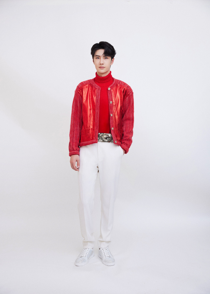 央視春晚造型：王一博中國紅棒球外套，張藝興水墨古風大片-圖1