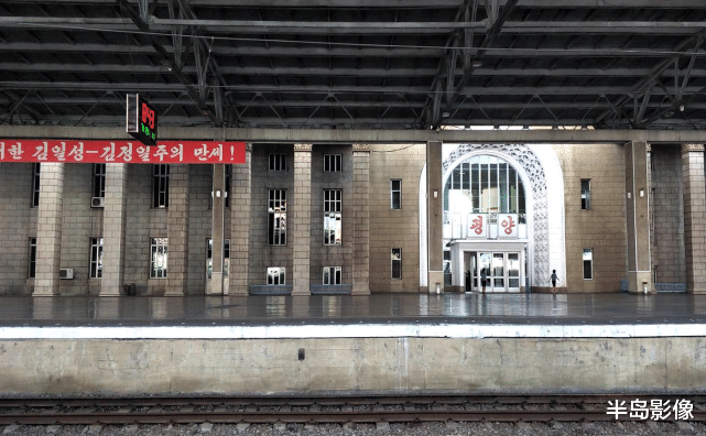 朝鮮火車站，隨處可見中國車，男司機洋氣時髦-圖1